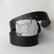 Czarny pasek skórzany męski SKULL – lita skóra bydlęca 4 mm z ręcznie tłoczonym motywem czaszek – Rob Robi.