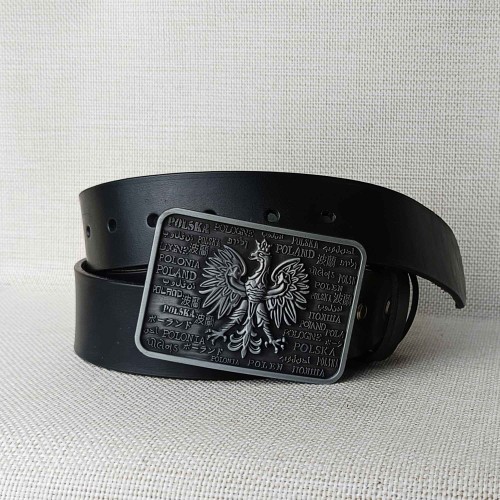Patriotyczna klamra z Polskim Orłem na czarnej, gładkiej skórze – detal paska rzemieślniczego z polskiej manufaktury.