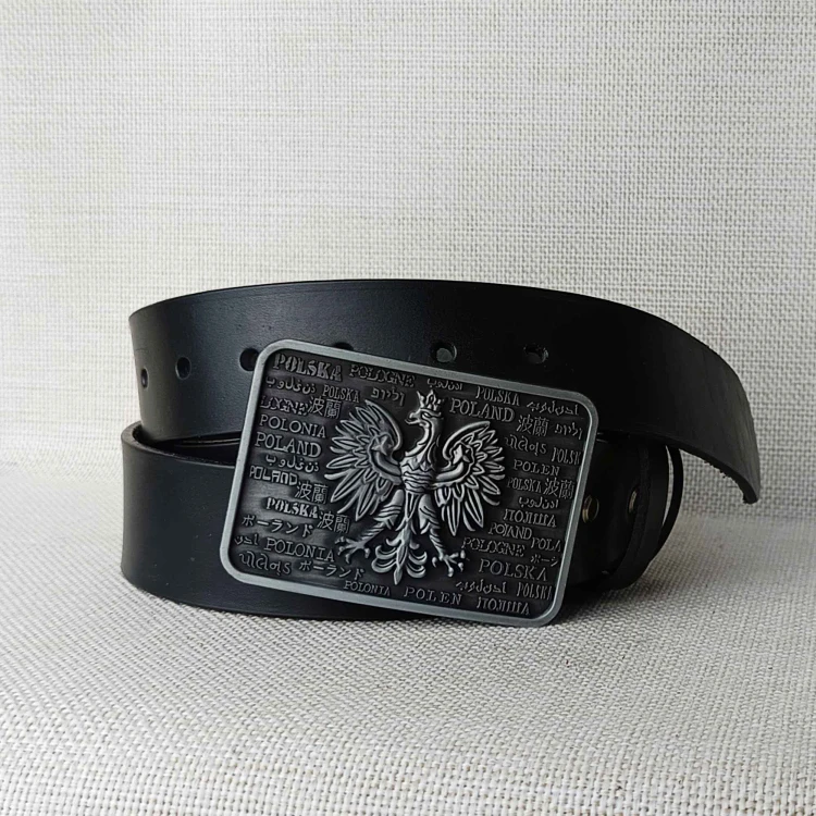 Patriotyczna klamra z Polskim Orłem na czarnej, gładkiej skórze – detal paska rzemieślniczego z polskiej manufaktury.