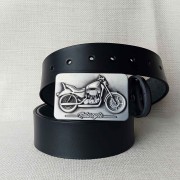 Męski pasek ze skóry naturalnej z klamrą MOTOCYKL – lita skóra bydlęca 4 mm, czarny, gładka faktura.