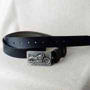Klasyczny czarny pasek skórzany handmade – naturalna skóra licowa i solidne wykończenie rzemieślnicze.