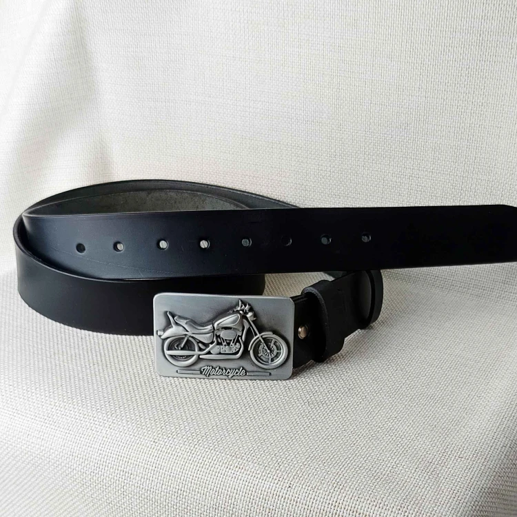 Klasyczny czarny pasek skórzany handmade – naturalna skóra licowa i solidne wykończenie rzemieślnicze.