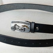 Metalowa klamra American Legend na czarnym pasku – rzemieślniczy detal dla motocyklisty z polskiej manufaktury Rob Robi.