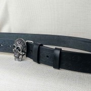 Pasek skórzany czarny – Full Grain 4 mm tłoczenie na pasku ornamenty roślinne, klamra czaszka srebrna, Rob Robi