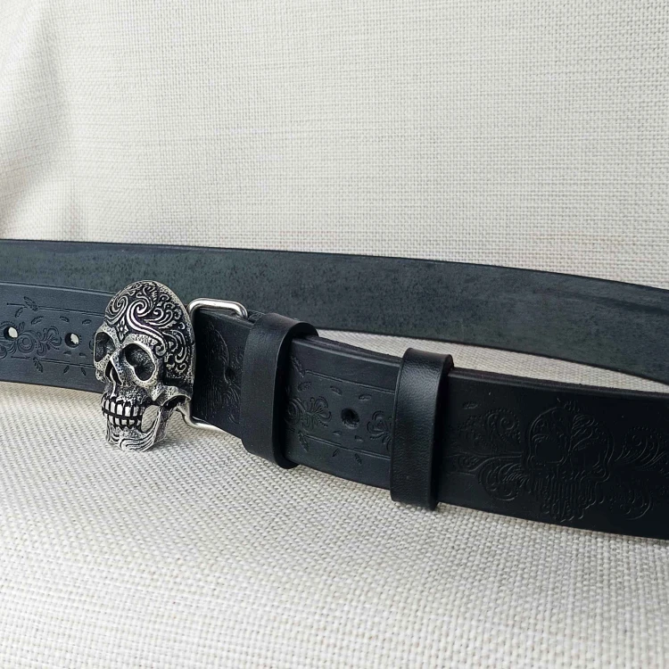 Pasek skórzany czarny – Full Grain 4 mm tłoczenie na pasku ornamenty roślinne, klamra czaszka srebrna, Rob Robi