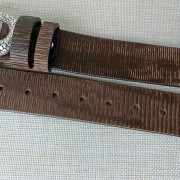 Pasek skórzany GEKON – brązowa skóra z poprzecznymi nacięciami, klamra gekon.